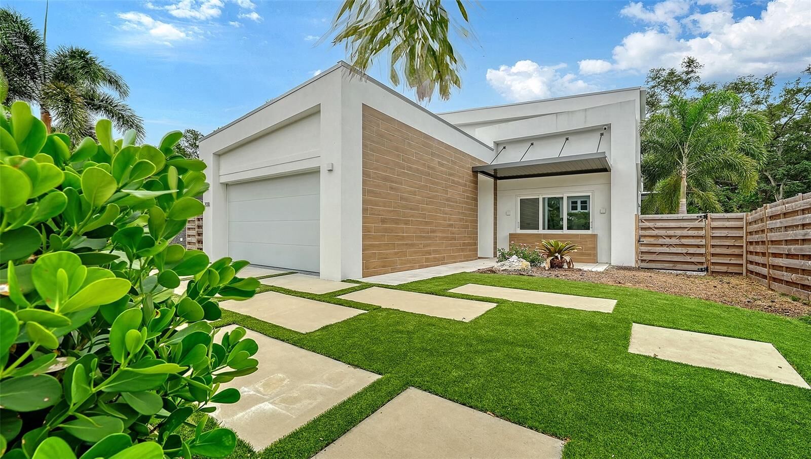 Property Photo:  2138 Hawthorne Street  FL 34239 