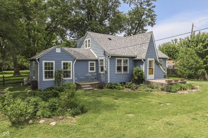 Property Photo: 825 E Southport Road IN 46227