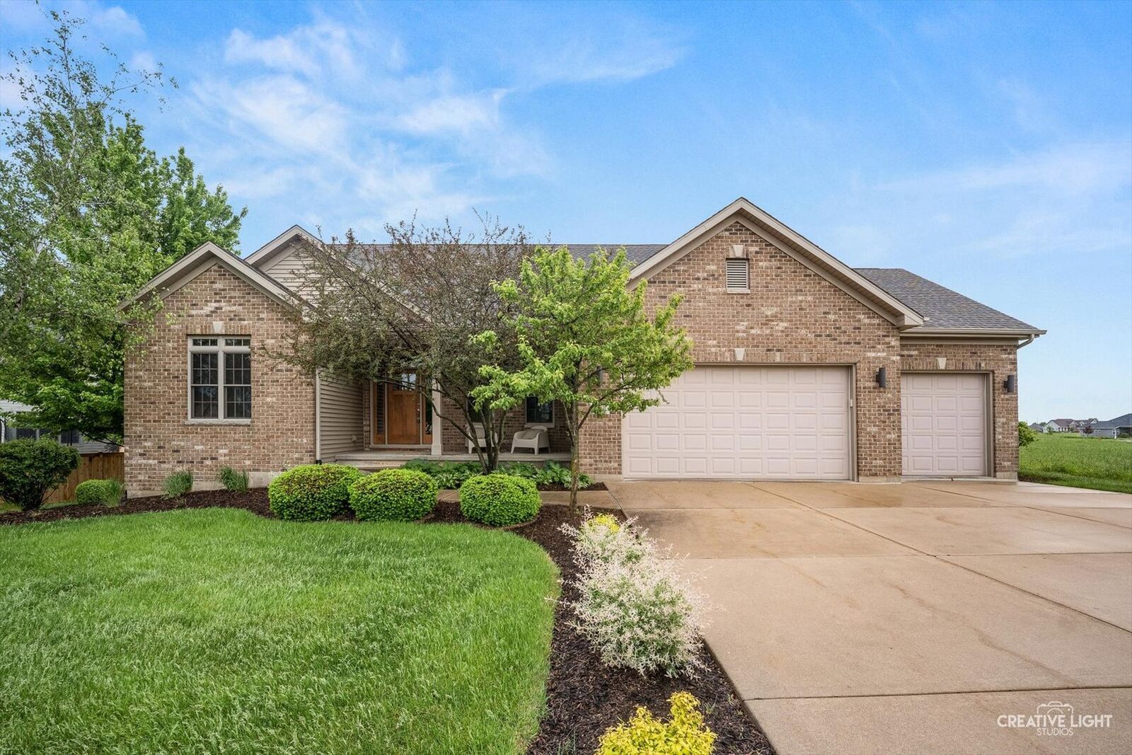 Property Photo: 724 Emanuel Lane IL 60178