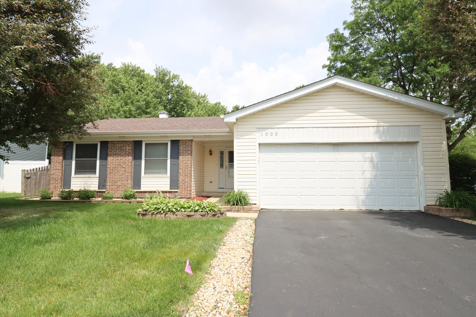 Property Photo:  1000 Hunter Street  IL 60148 