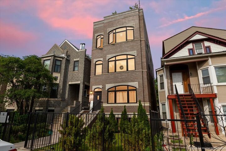 Property Photo:  824 S Bell Avenue 1  IL 60612 