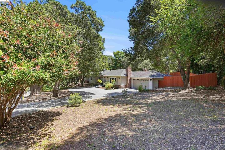 Property Photo:  4500 Oak Hill Rd  CA 94605 