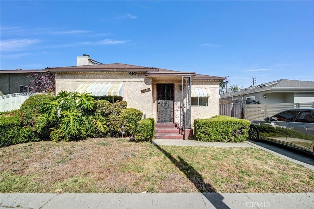 Property Photo:  1544 S Burnside  CA 90019 
