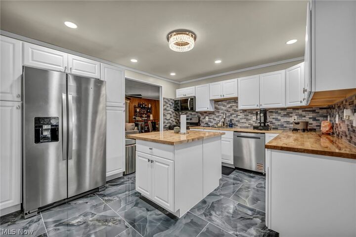 Property Photo: 1863 Deerfield Avenue SW OH 44485