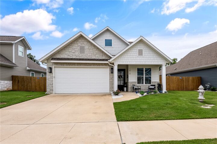 Property Photo:  1810 W Saddlebrook Lane  AR 72758 