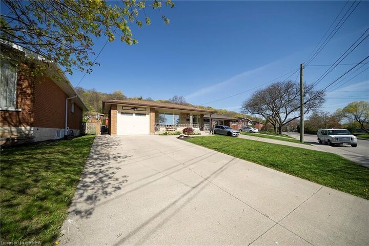 Property Photo:  176 Kimberly Drive  ON L8K 4L1 