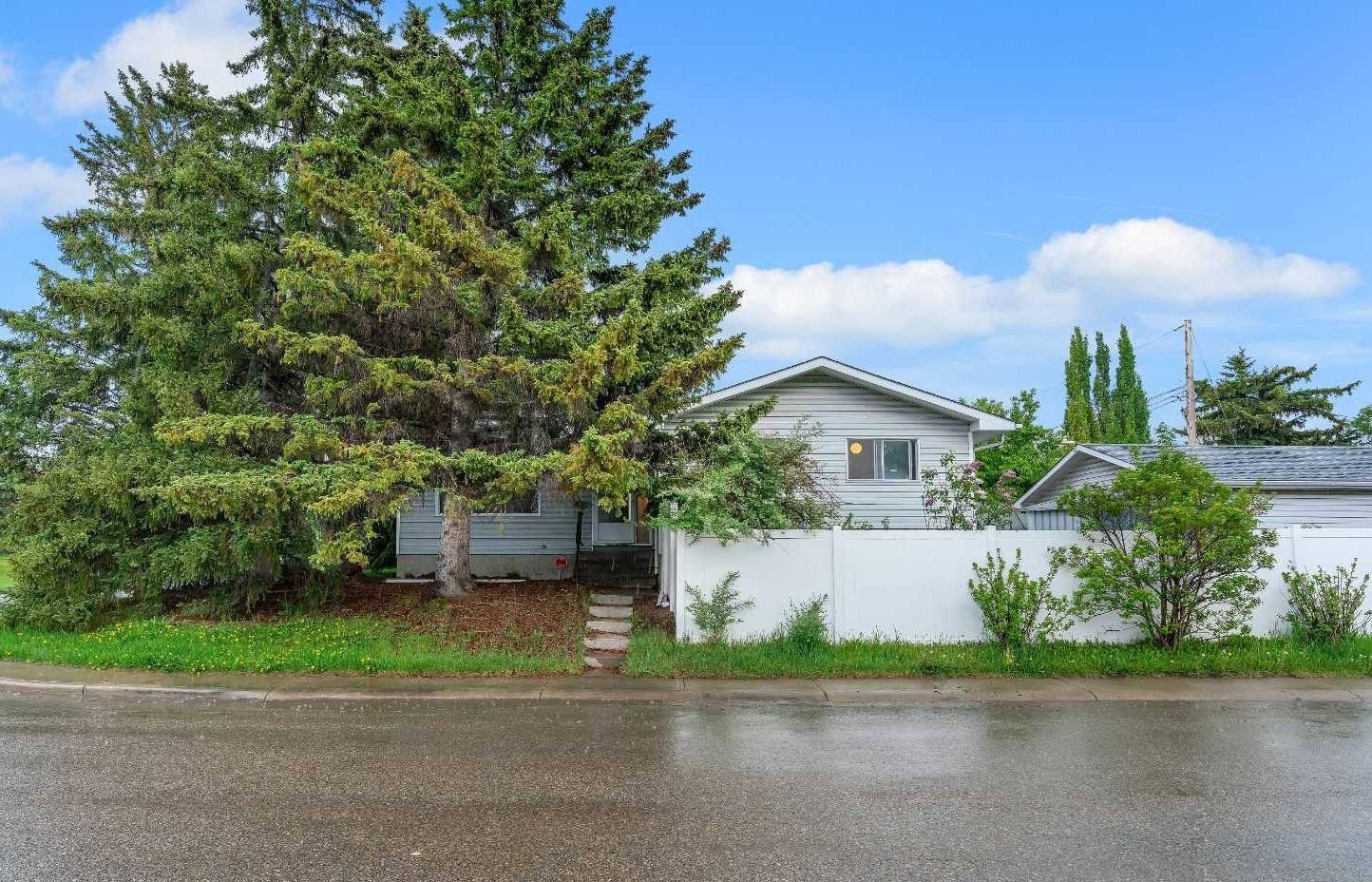 Property Photo:  4824 Vegas Way NW  AB T3A 1W1 