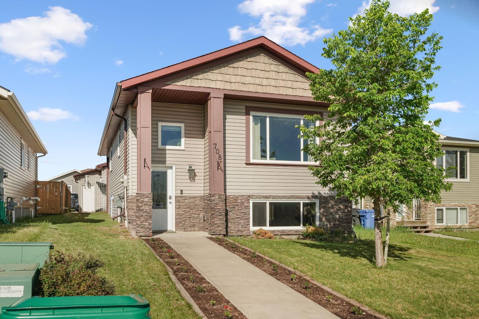 Property Photo:  708 Mt Sundance Lane W  AB T1J 0T3 