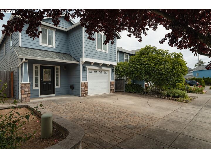 Property Photo: 7870 SE Springwater Dr OR 97206