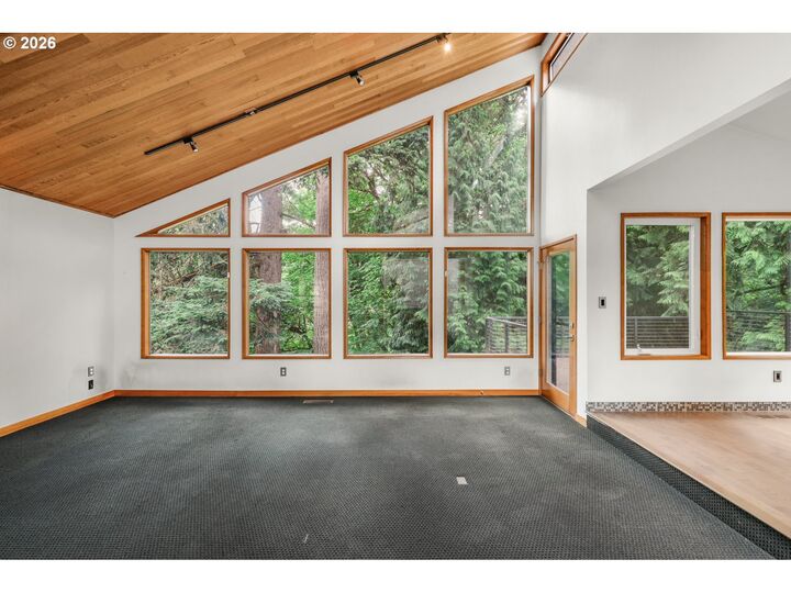 Property Photo:  755 SW Chestnut St  OR 97219 