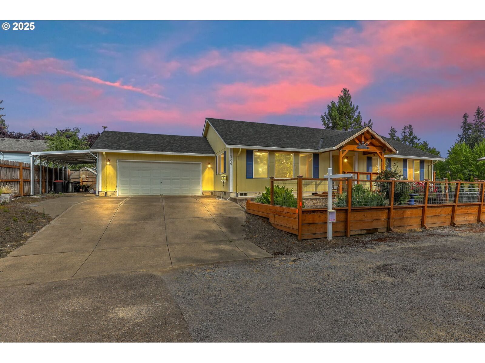 Property Photo:  709 S Park St  OR 97111 