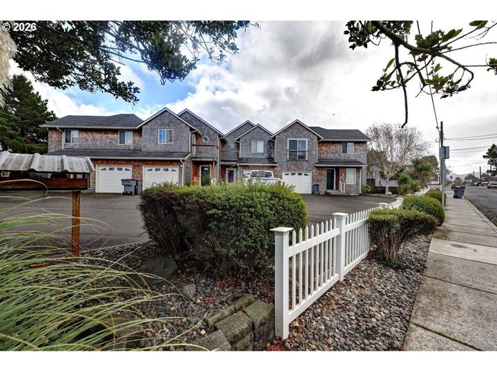 Property Photo:  303 Avenue C  OR 97138 