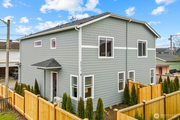 Property Photo: 2217 Hoyt Avenue B WA 98201
