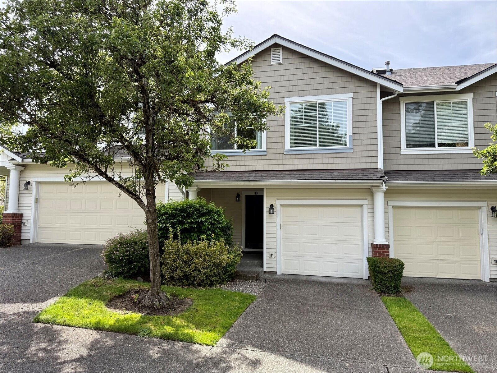 Property Photo:  4901  Lake Place S 29B  WA 98055 