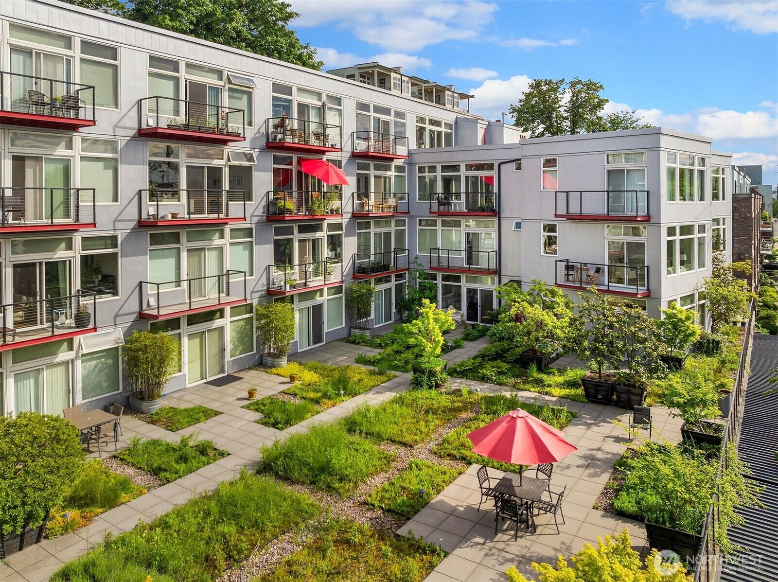 Property Photo: 2960 Eastlake Avenue E 213 WA 98102