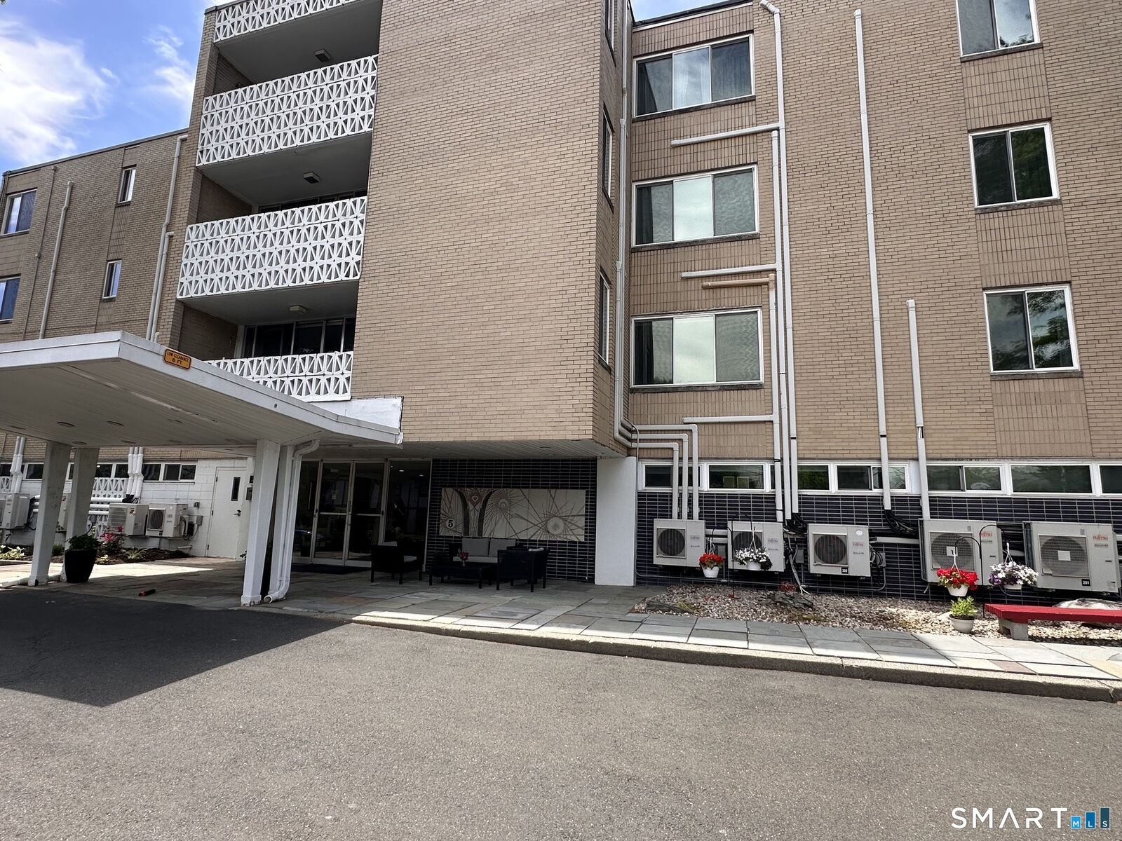 Property Photo:  5 Bishop Road 101  CT 06119 
