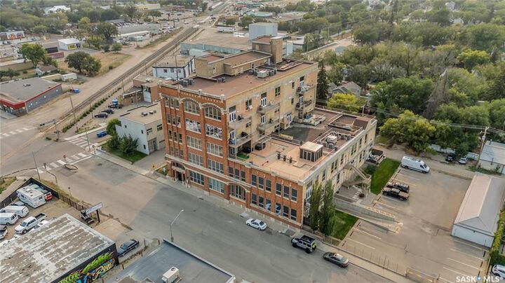 Property Photo:  211 D Avenue N 105  SK S7L 1M7 