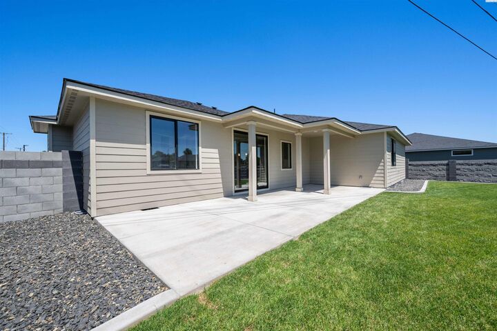 Property Photo:  1821 S Union St.  WA 99338-0000 