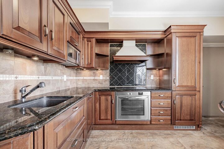 Property Photo: 423 Avenue Road 13 ON M4V 2H7
