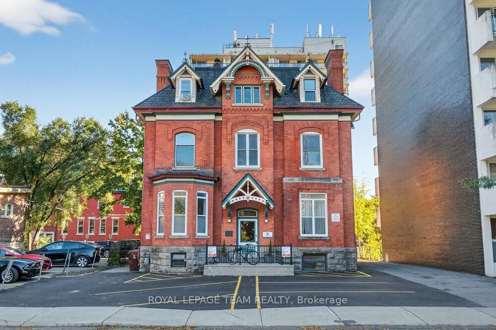 Property Photo: 260 Somerset Street W ON K2P 0J6