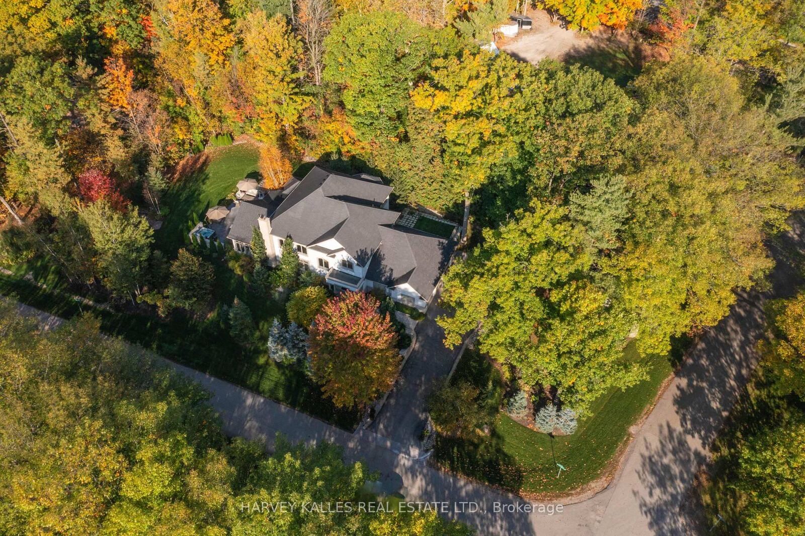 Property Photo: 6 Georgina Drive ON L4M 1E9