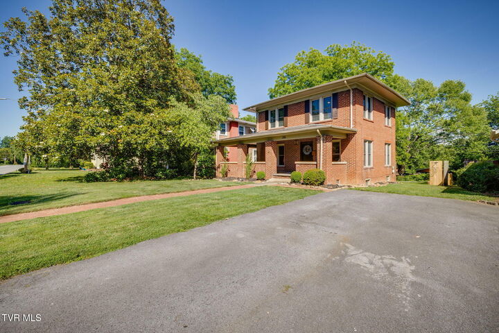Property Photo: 206 East 9th Avenue TN 37601