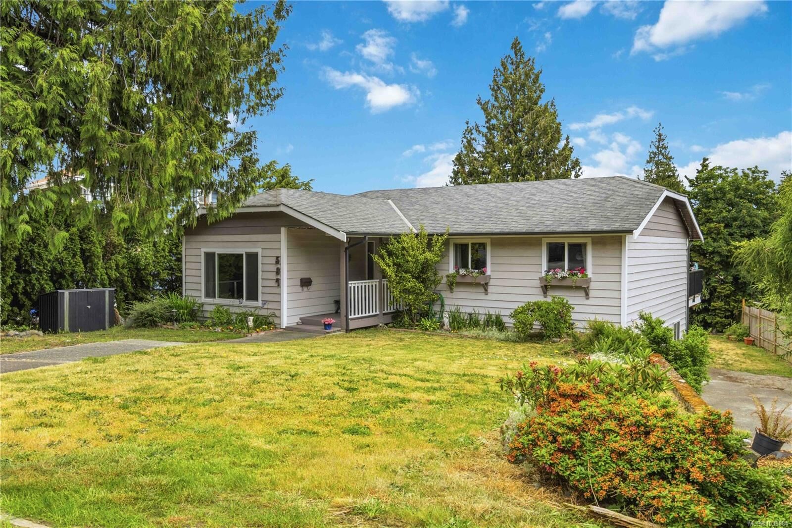 Property Photo: 584 Stornoway Dr BC V9C 3J8