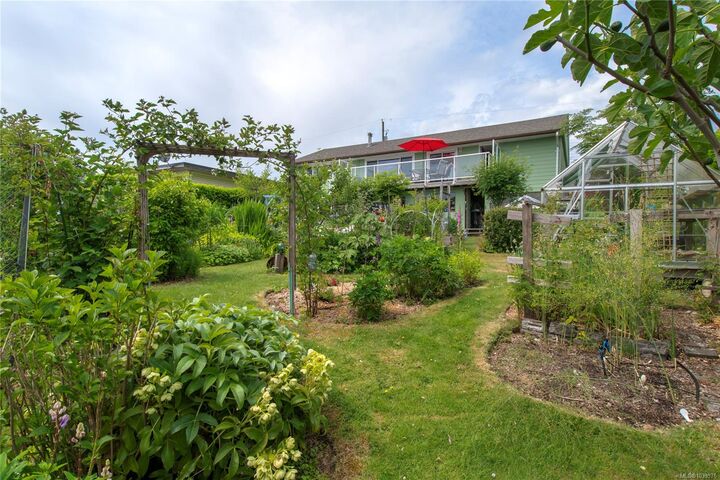 Property Photo:  371 McLean St  BC V9W 2M7 