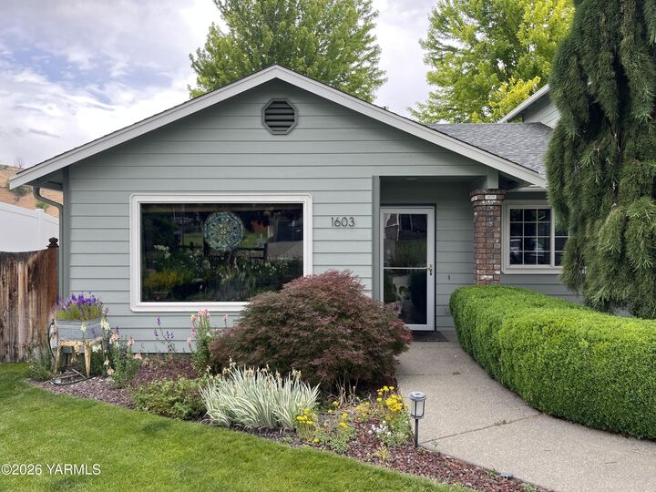 Property Photo: 1603 W Orchard Ave WA 98942