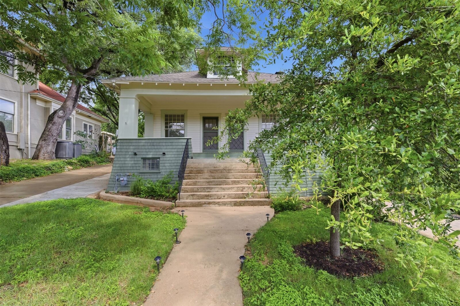 Property Photo: 608 Harthan Street TX 78703