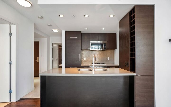 Property Photo: 833 Homer Street 610 BC V6B 0H4