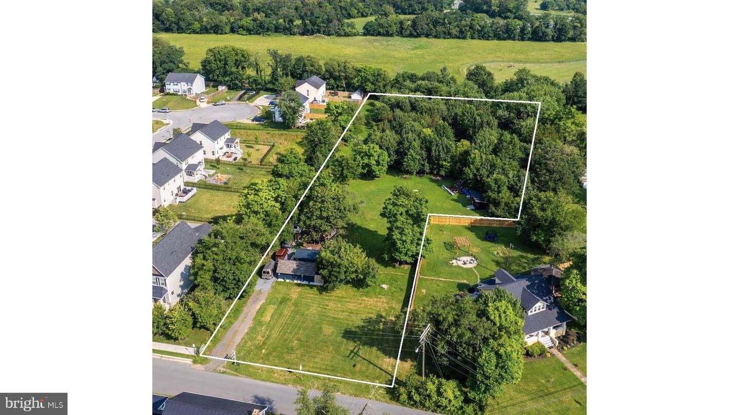 Property Photo:  23 S Locust Street  VA 20180 