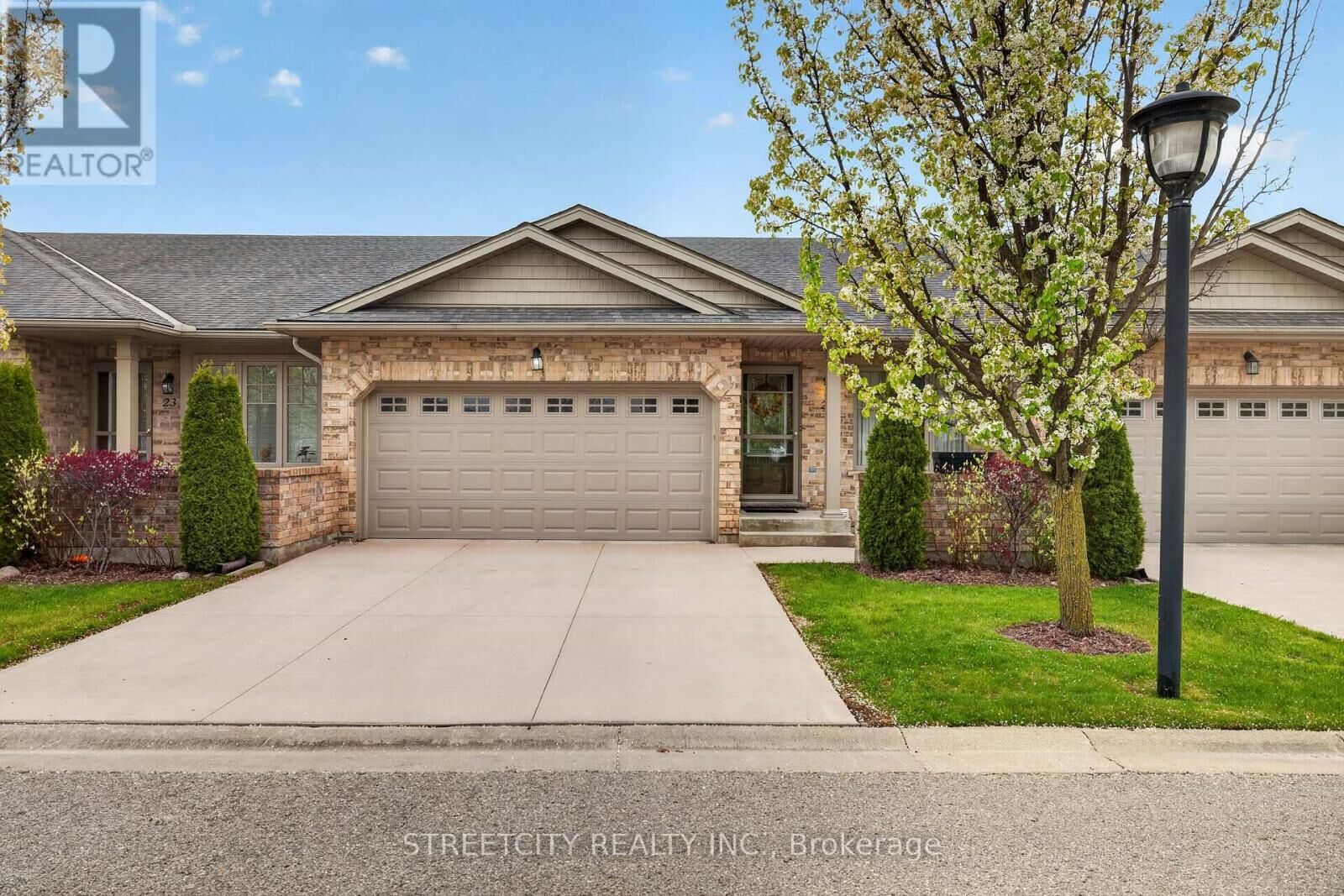 Property Photo: 2100 Denview Avenue 21 ON N6G 0J5