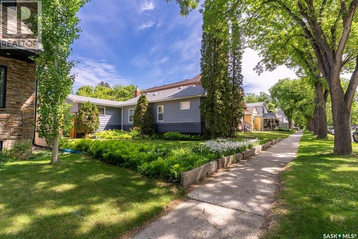 Property Photo:  712 31st Street W  SK S7L 0R6 