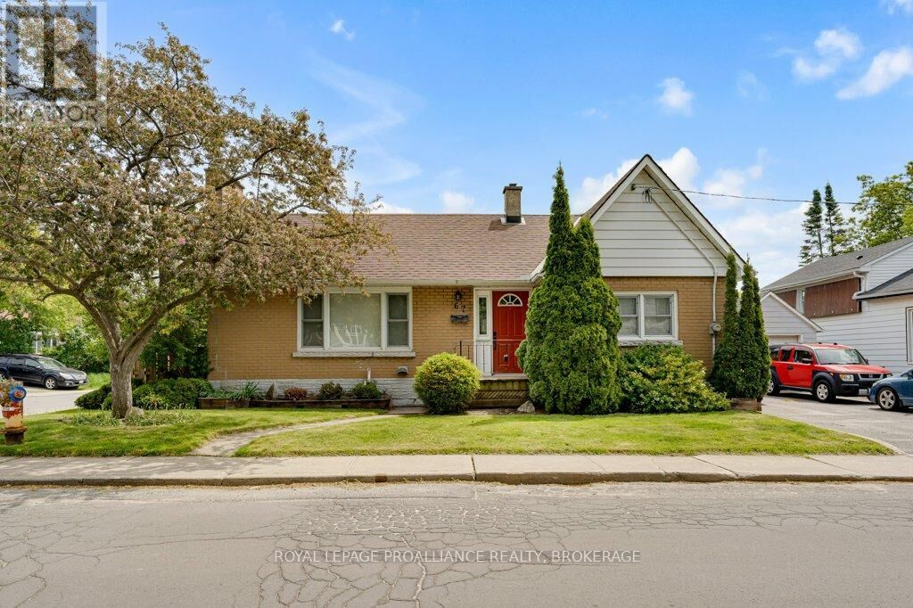 Property Photo:  67 Mowat Avenue  ON K7M 1K2 
