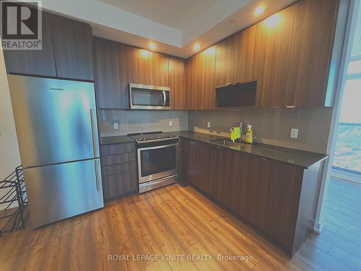 Property Photo: 225 Village Green Square 2808 ON M1S 0N4