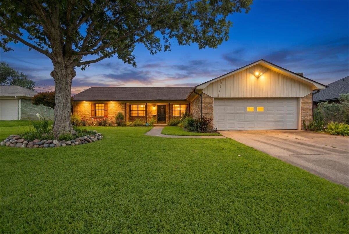 Property Photo: 1915 Castlegate TX 75654
