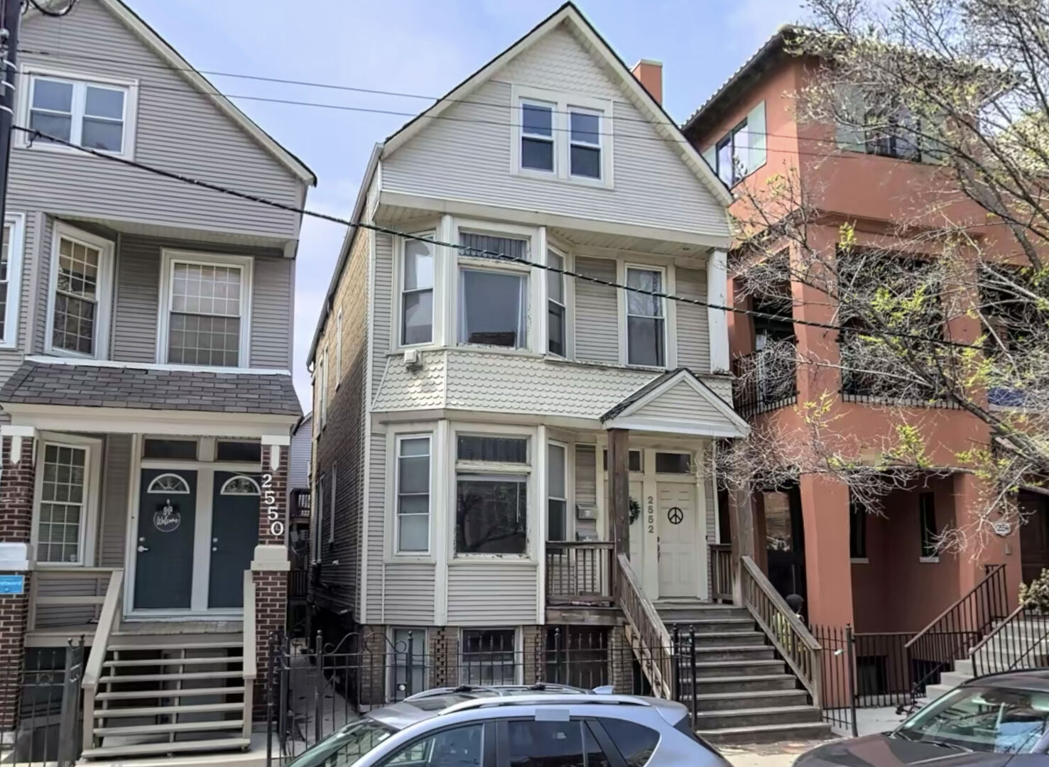 Property Photo: 2552 N Southport Avenue 1F IL 60614