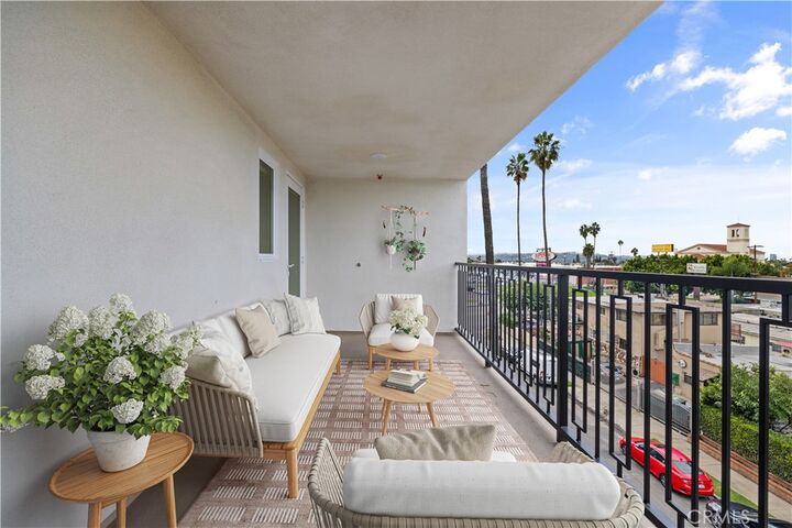 Property Photo:  1818 S Norton Avenue 408  CA 90018 