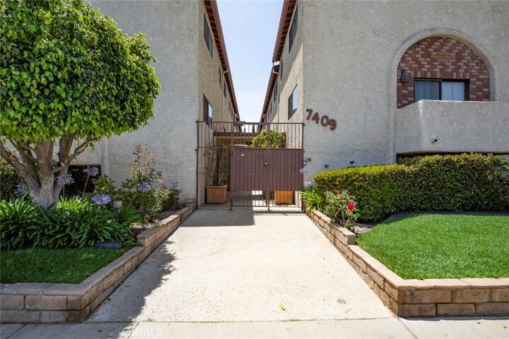Property Photo: 7409 Woodman 107 CA 91405