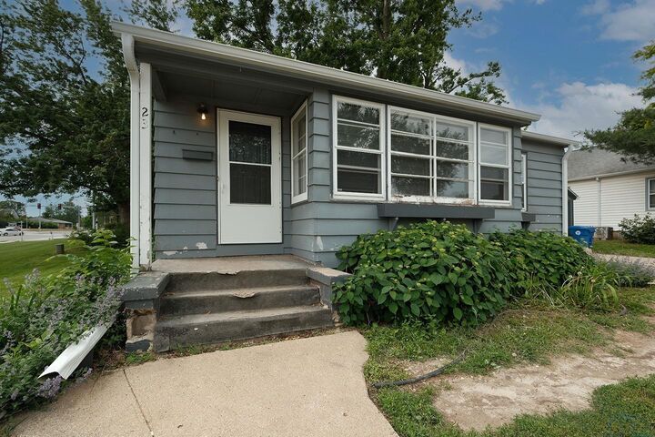 Property Photo:  23 8th Street SW  IA 51250 