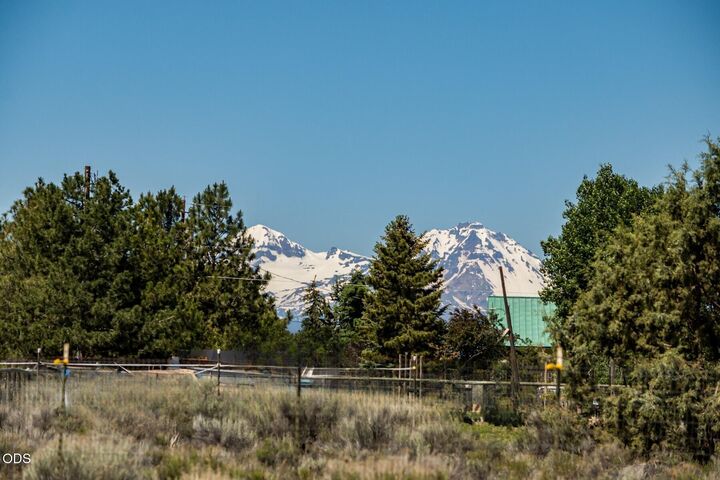 Property Photo: 65225 94th Street OR 97703