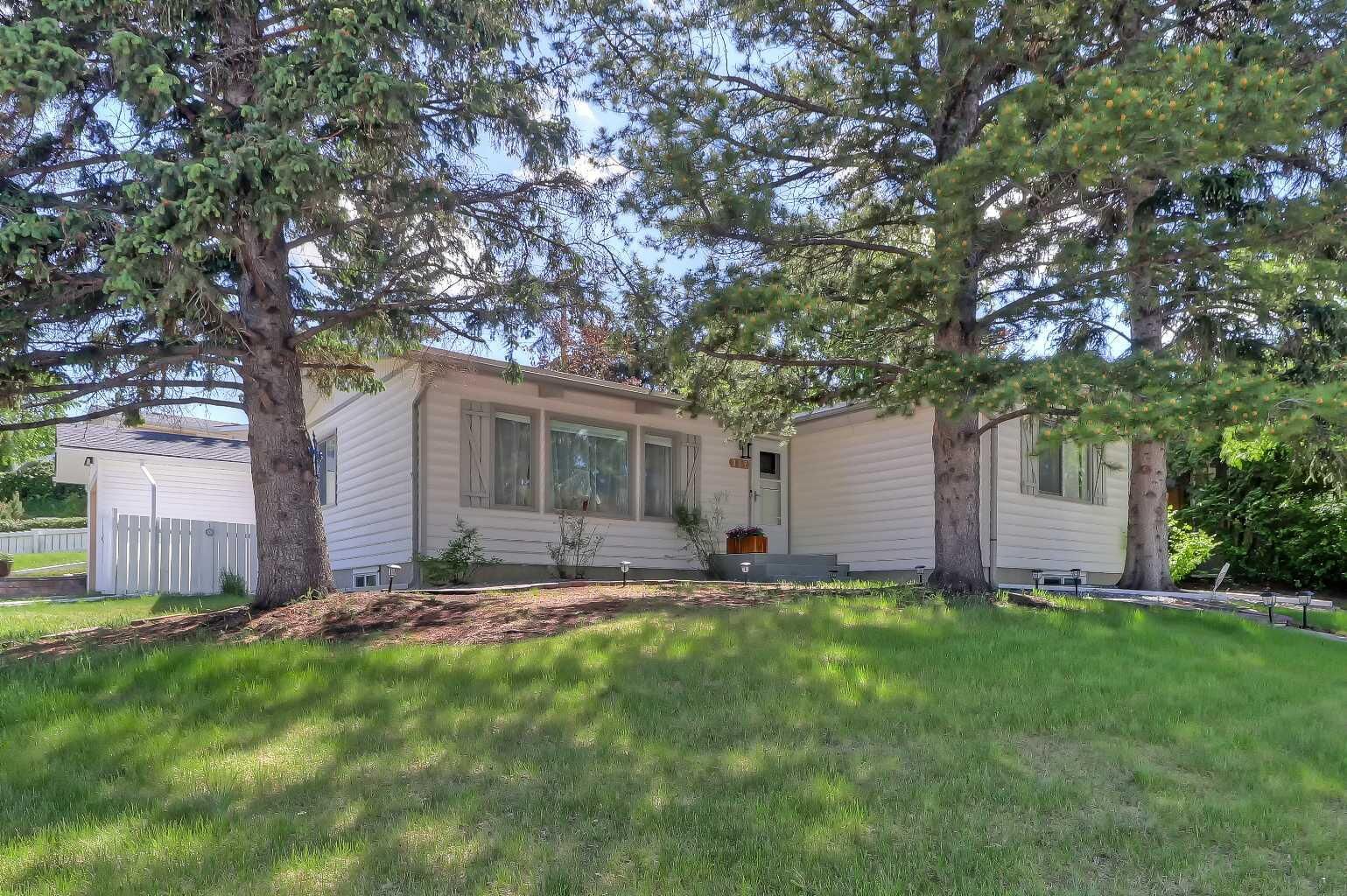 Property Photo:  185 Springwood Drive SW  AB T2W 0L2 