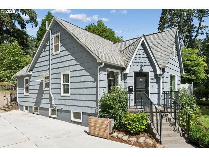Property Photo:  1605 Summer St  OR 97302 