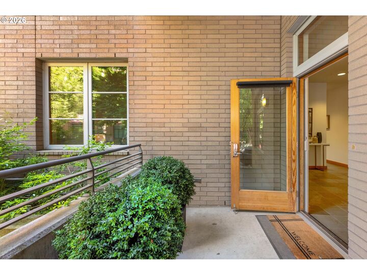 Property Photo:  1120 NW Northrup St 102  OR 97209 