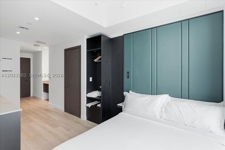 Property Photo:  20 NE 11th 4212  FL 33132 