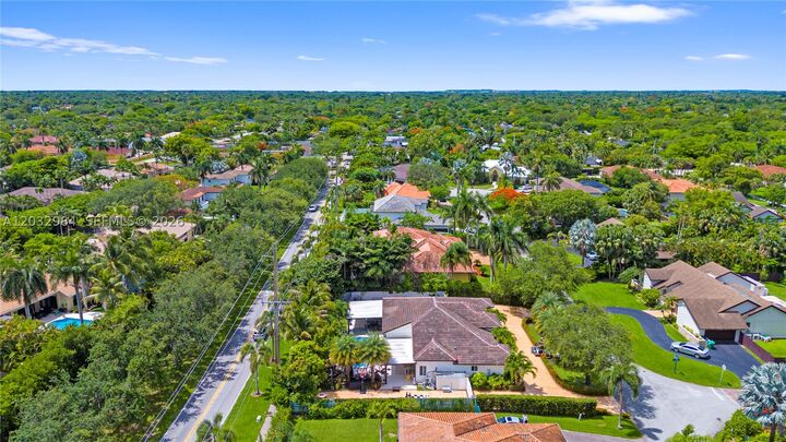 Property Photo: 16601 SW 87th Ct FL 33157