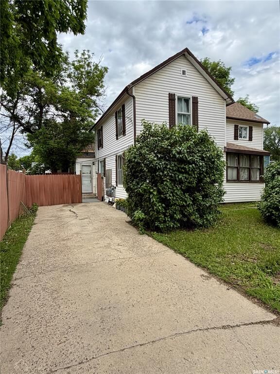 Property Photo: 233 Herbert Street E SK S9H 1M3