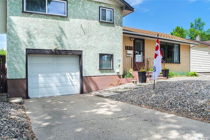 Property Photo:  1313 N Avenue S  SK S7M 2R2 