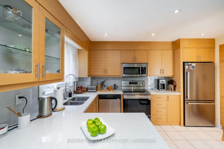 Property Photo: 1216 Leewood Drive ON L6M 3B3